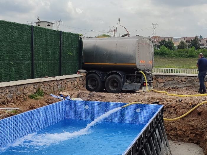Tankerden hortumla doldurulan yüzme havuzu